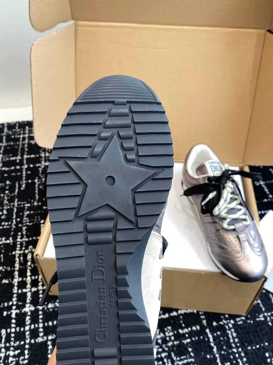 👟👟Ex-factory price 680👟👟 Purchasing grade (synchronized on the official website ✈️box packaging) Dior D-Sketch sneakers made a wonderful appearance at the Dior 25ss spring and summer ready-to-wear series show, highlighting the classic retro aesthetics. They are carefully made of white nylon and cow leather, decorated with printed logos inspired by the shoe production stage, with beige suede cowhide panels and double shoelaces. Handwritten Christian Dior Paris signature on the side, Christian Dior Paris signature panels and plaques on the heel and tongue. Paired with two-tone slim rubber soles, they add a touch of couture to any casual look. Size: #Female 35-40 (No return or exchange if order is made at 40) #Men 39-45 (No return or exchange if order is made at 45) (It will be shipped in about 20 days under development)